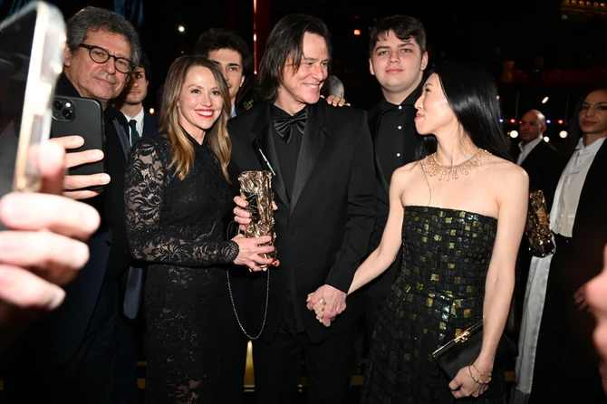 Džim Keri sa ćerkom, unukom i devojkom