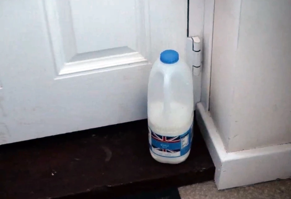 Mleko ostavlja pored vrata umesto u frižideru 