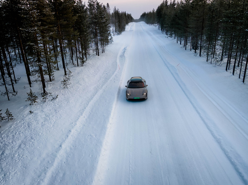 Porsche Taycan na wyprawie zimowej w Finlandii