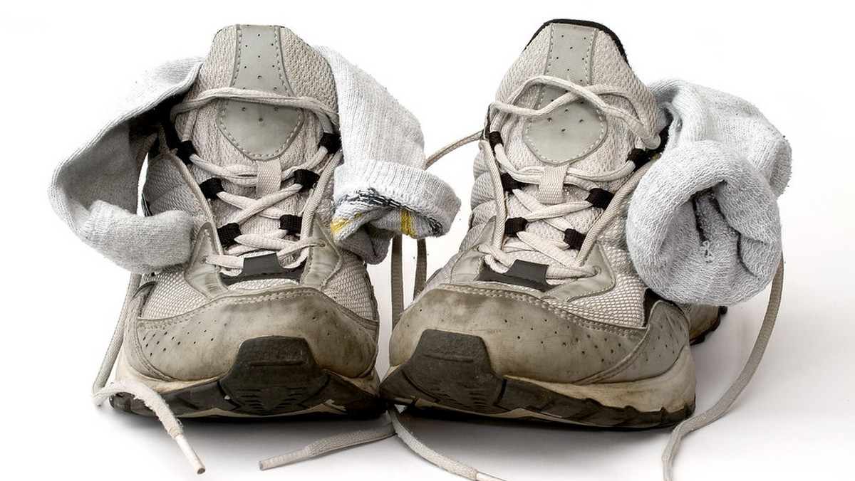 Temat chodzenia w butach po mieszkaniu ma dwa wymiary. Pierwszy jest związany z uwarunkowaniami kulturowymi - większość z nas, gdy udaje się z wizytą do znajomych, zostawia obuwie w miejscu do tego wyznaczonym. Drugi jest związany ze zdrowiem. Dlaczego nie warto chodzić po mieszkaniu w butach?