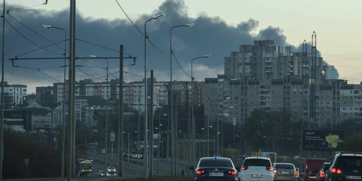 Czarny dym nad Lwowem, po ostrzałe obiektu infrastruktury energetycznej przez rosyjskie rakiety, 15 listopada 2022 r. W zmasowanym ataku na obiekty infrastruktury energetycznej na terenie całej Ukrainy Rosjanie wykorzystali co najmniej 100 rakiet – poinformowały władze. 