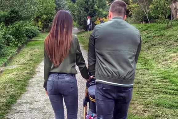 VAŽE ZA NAJSREĆNIJI RIJALITI PAR U SRBIJI! Zgodna brineta pokazala kako uživa sa ćerkama: "On hoće da ih imamo petoro dece"