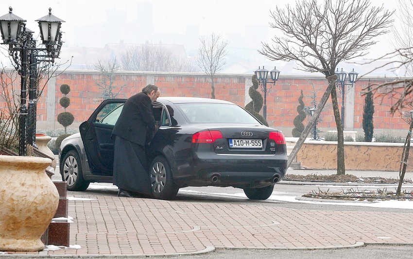 Vladikin audi ispred manastira Pet jezera kod Bijeljine