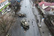 Zniszczony transporter opancerzony na ulicach Borodzianki niedaleko Kijowa