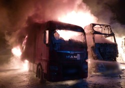 Pożar w Rusocinie. Strażacy muszą przepompować 3 tys. litrów oleju napędowego