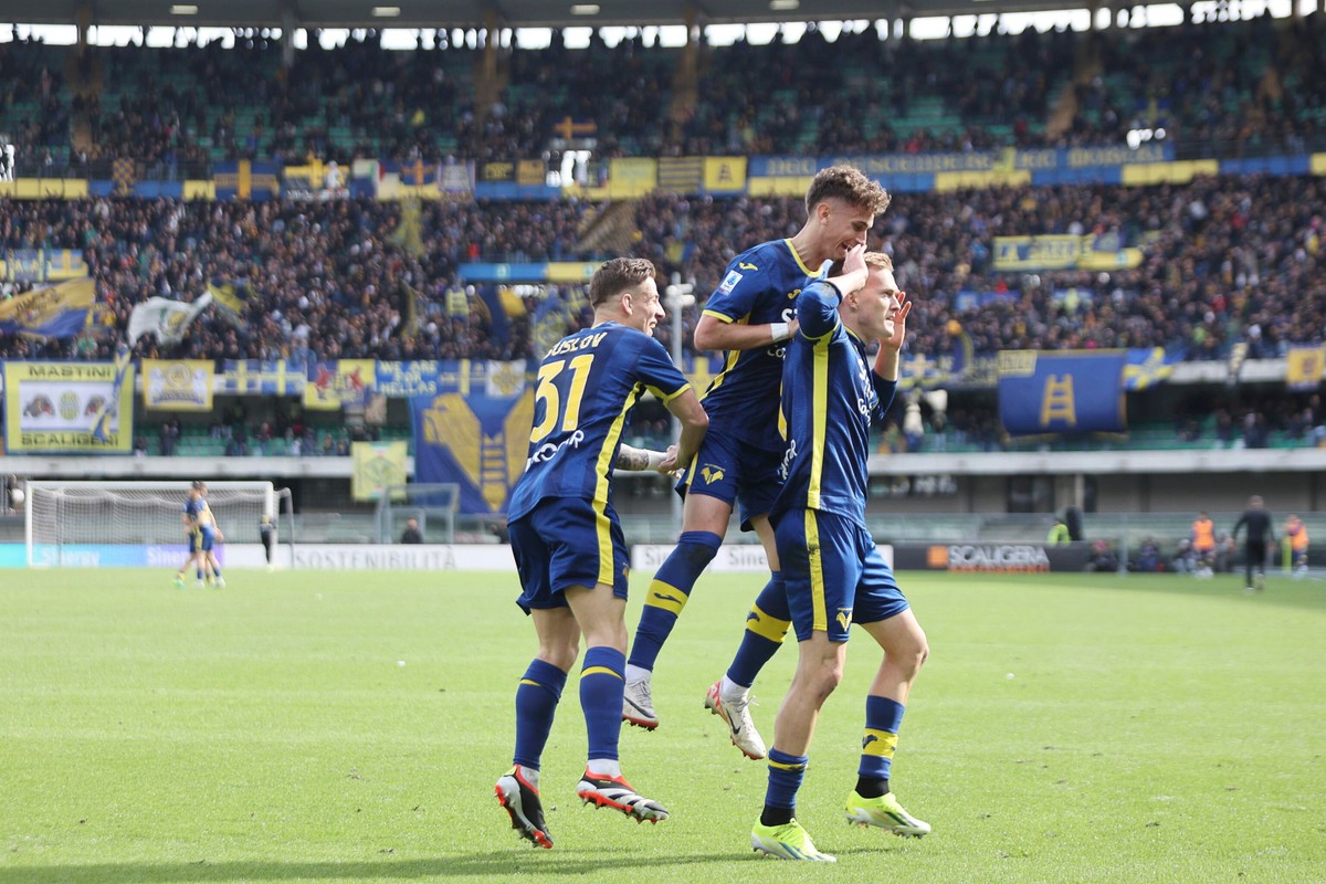 Karol Świderski cieszy się ze strzelonego gola