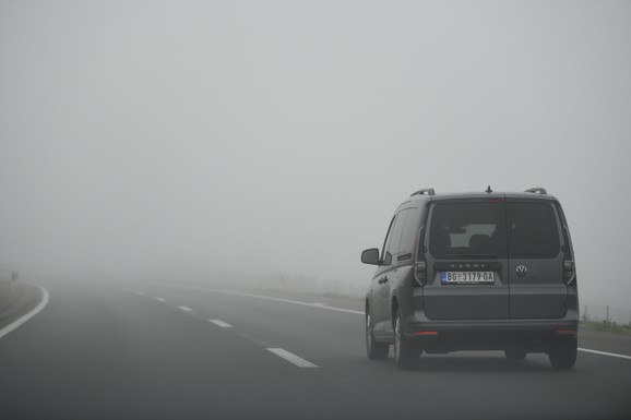 VOZAČI, BUDITE OPREZNI! AMSS upozorava na maglu u Srbiji