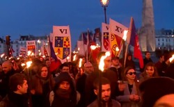 Marsz z pochodniami przeciw imigrantom. Manifestacja skrajnej prawicy w Paryżu [WIDEO]