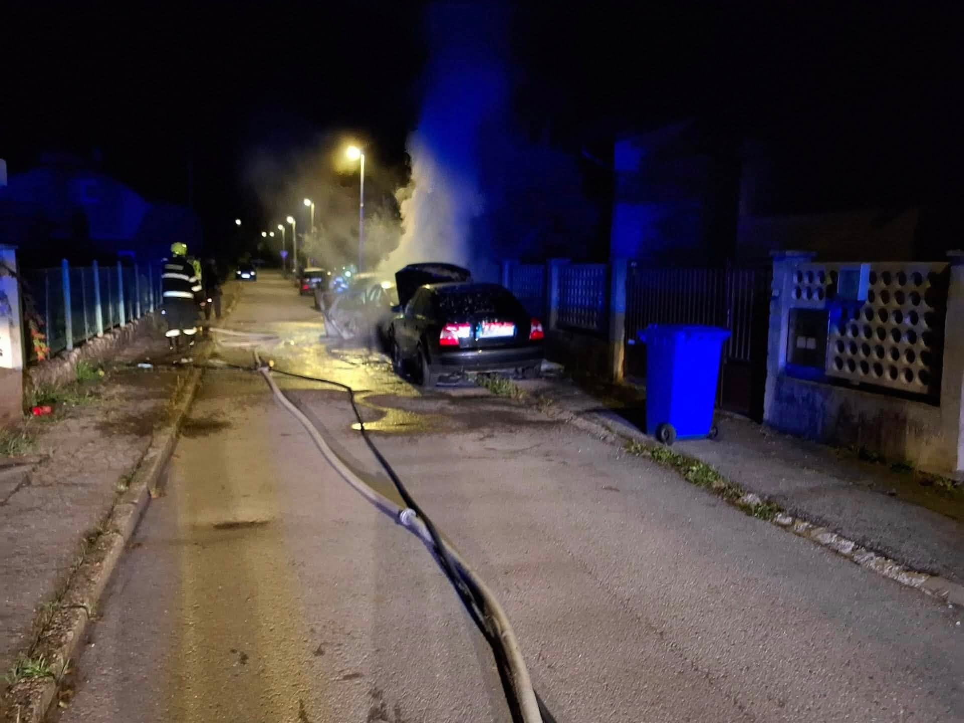 Nočný požiar troch osobných automobilov v Martine.
