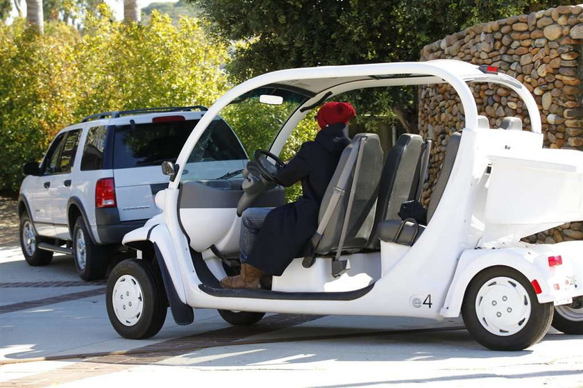 Kiedis jeździ wózkiem do golfa