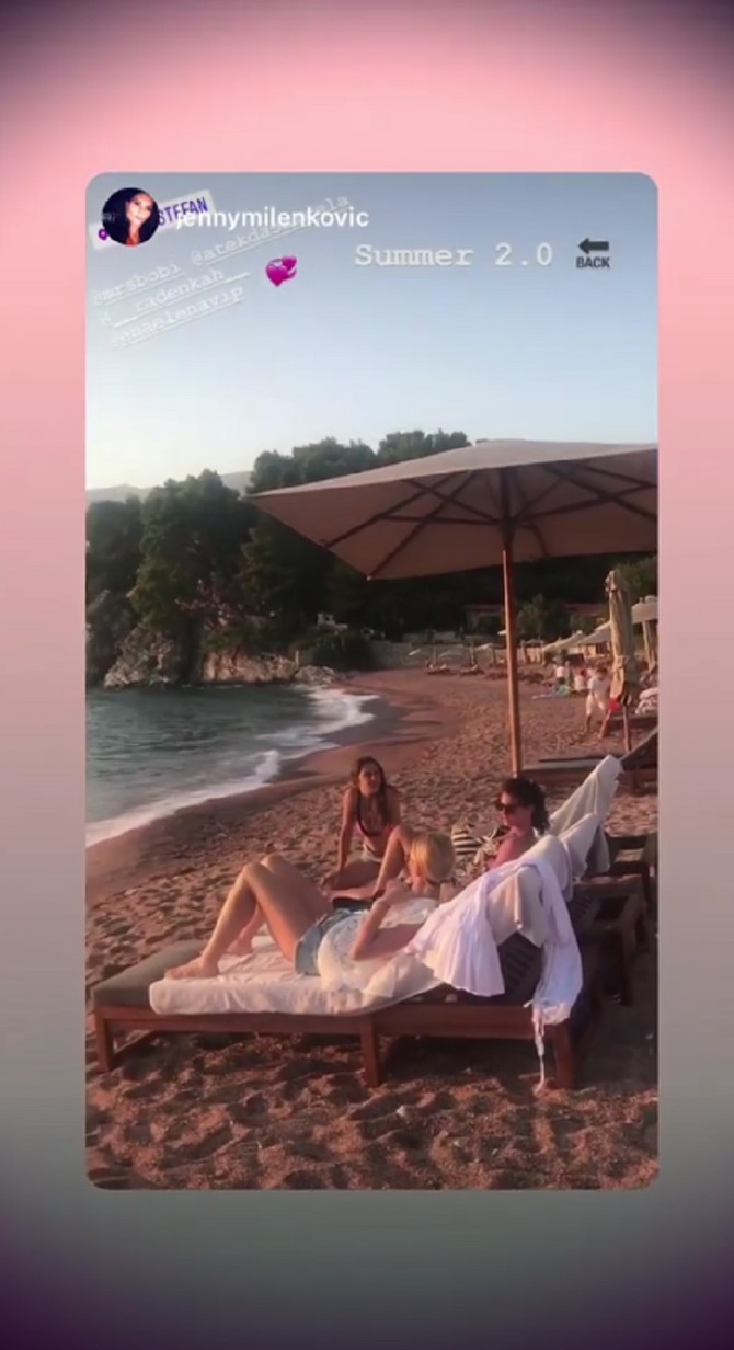 Milica Marjanović sa prijateljicama na Svetom Stefanu 