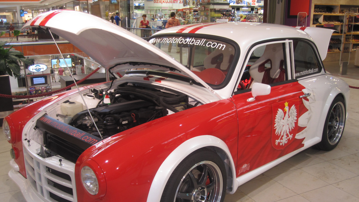 Stuningowana Syrenka, która wykonana została z myślą o Reprezentacji Polski na UEFA Euro 2012 stoi w Galerii Bałtyckiej w Gdańsku Wrzeszczu. Samochód ma silnik BMW, nową, skórzaną tapicerkę i wielkie głośniki. "Wygląda świetnie" - mówią ci, którzy przyglądają się Syrence.