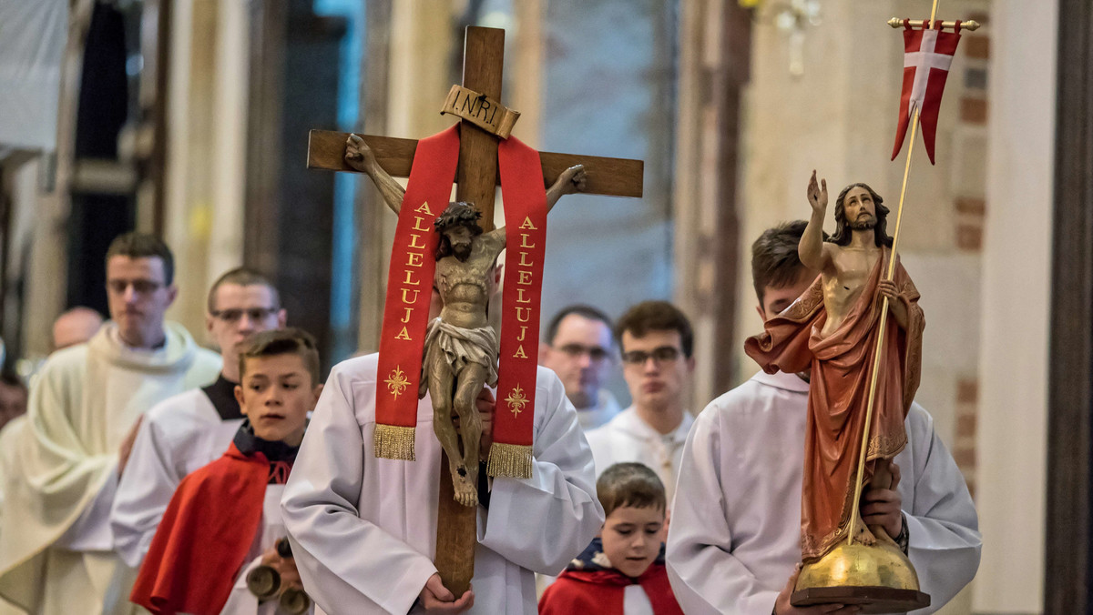Poniedziałek Wielkanocny jest w polskiej tradycji przedłużeniem radości ze zmartwychwstania Chrystusa. Nie jest on świętem nakazanym i nie ma obowiązku w tym dniu uczestniczenia we mszy świętej – wyjaśniają teolodzy.