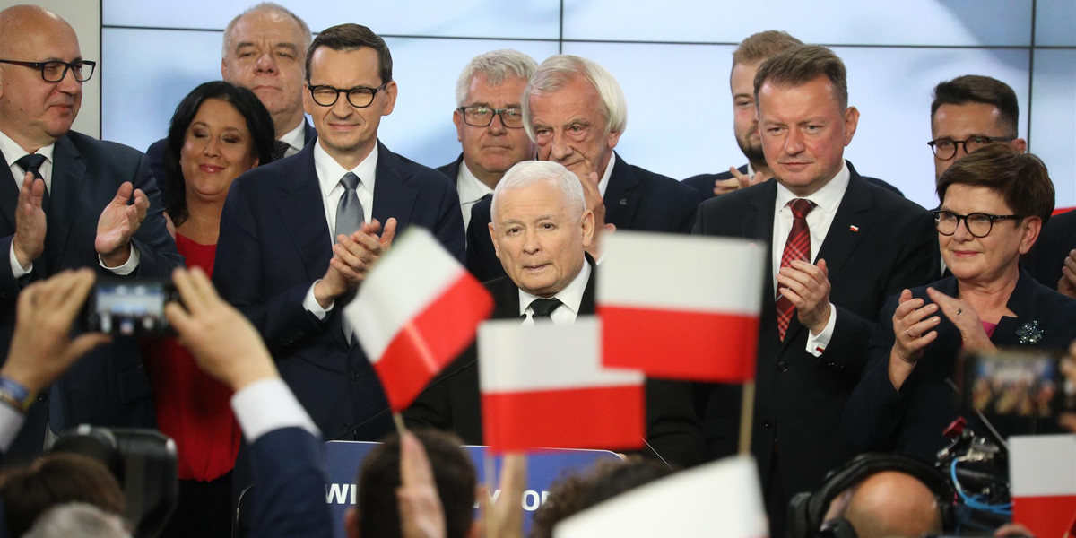 Jarosław Kaczyński w otoczeniu polityków PiS na wieczorze wyborczym. 