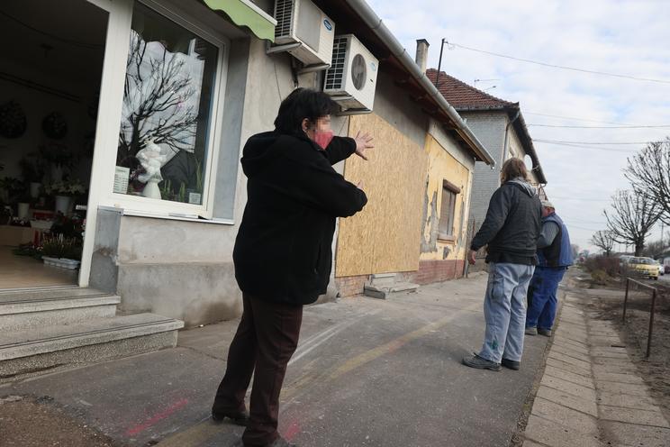 A virágboltos asszony üzlete megrongálódott a balesetben / Fotó: Zsolnai Péter