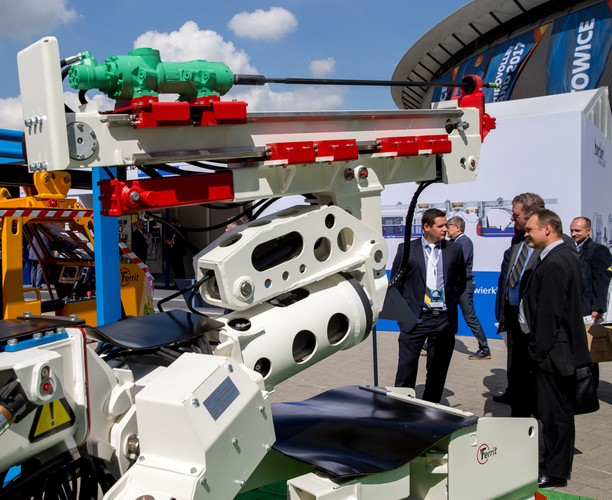 Marszałek woj. śląskiego Wojciech Saługa wskazał, że targi rozpoczynają się w przededniu wejścia w życie uchwały antysmogowej w woj. śląskim. Podkreślił, że aksjomatem prac nad tymi przepisami było założenie, że nie można rezygnować z węgla, bo przed węglem jest przyszłość i na węglu można budować rozwój regionu.
<br>
„Sama uchwała antysmogowa jest szansą dla górnictwa na nowe technologie, czyste technologie węglowe. Już słyszymy, że sektor nauki i sektor przemysłu zaczynają ze sobą współpracować, aby tej uchwale sprostać, aby węgiel w naszych domach, w naszym regionie mógł być spalany w taki sposób, aby nie szkodził naszemu życiu i zdrowiu. Trzymamy zatem za branżę kciuki. Cieszymy się, że sytuacja w górnictwie jest uspokojona i dzisiaj można planować przyszłość górnictwa razem z przyszłością woj. śląskiego” - wskazał marszałek.
<br><br>mtb/ akp/ son/<br> fot. (mr) PAP/Andrzej Grygiel