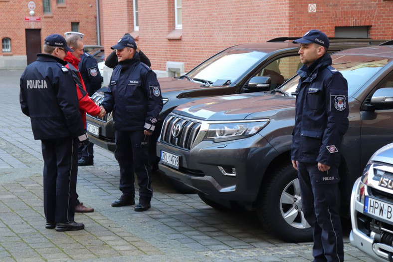 Nowe radiowozy i łódź hybrydowa dla policji