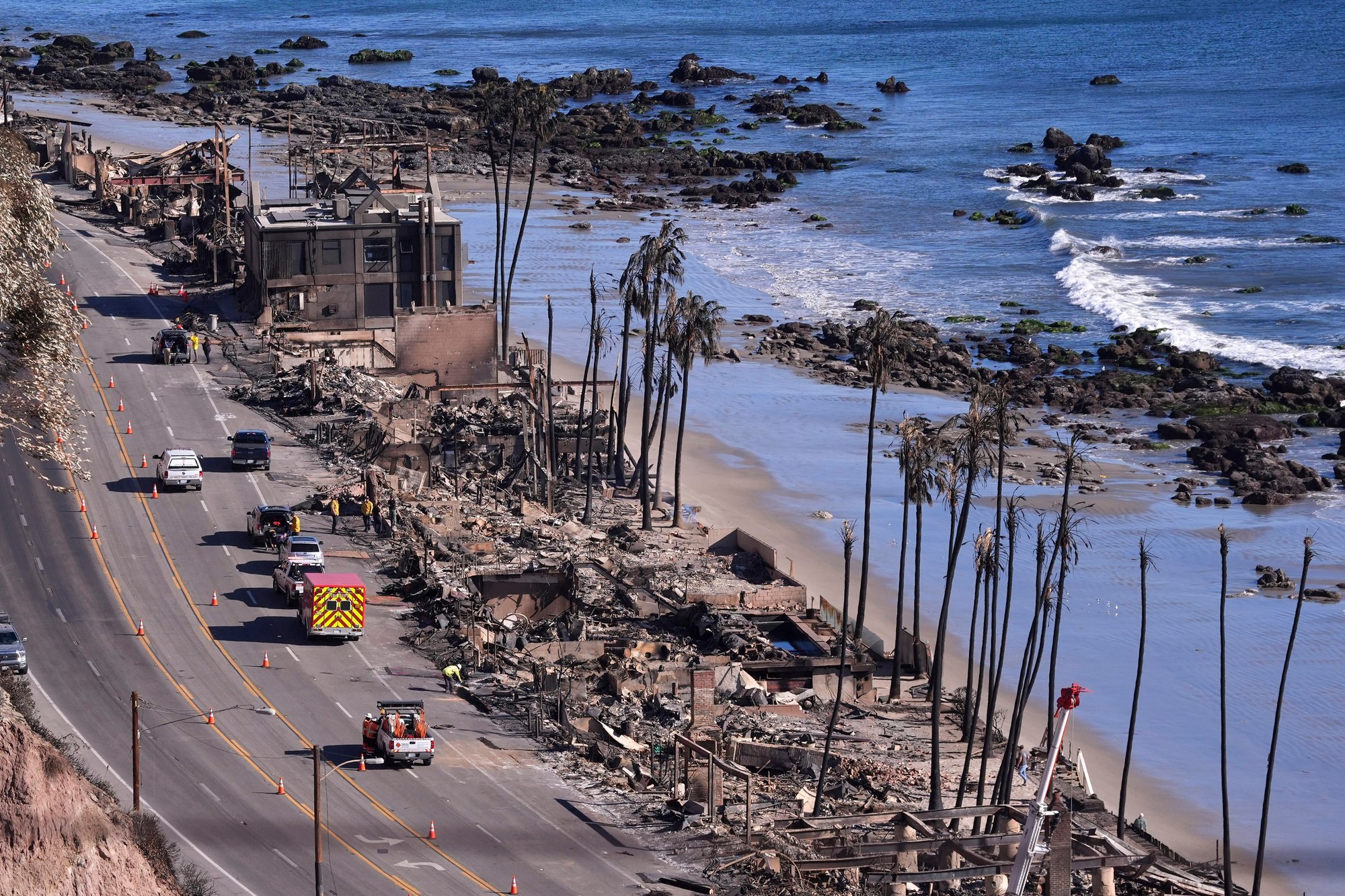Požiare v Los Angeles zničili stovky domov.