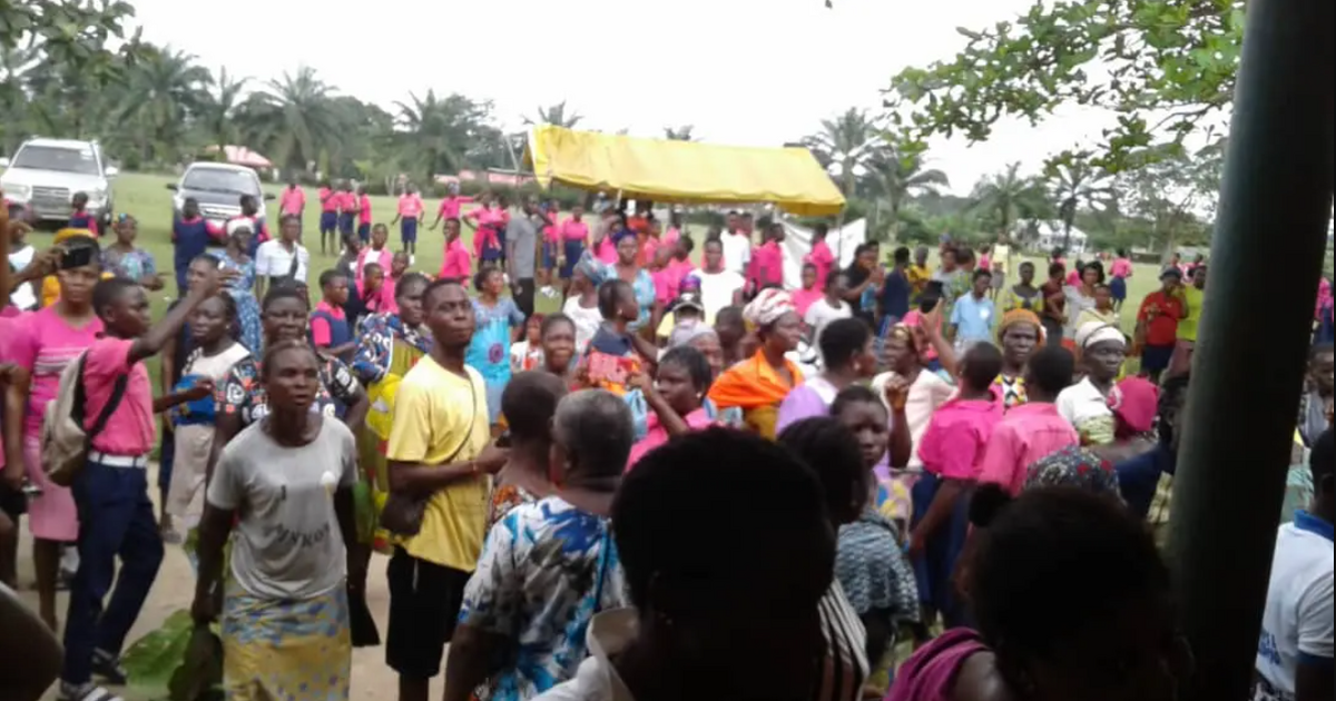 Residents of 10 Lagos communities protest 4 years power outage Pulse