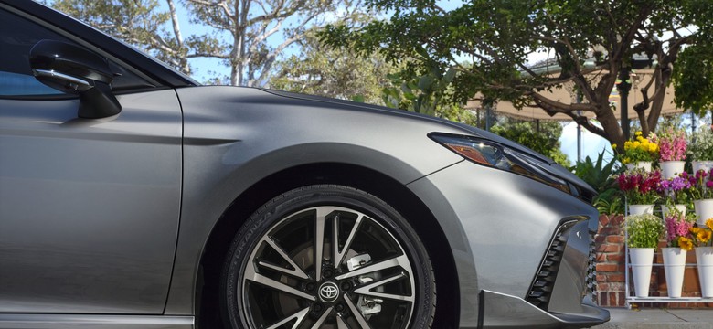 Nowa Toyota wygląda ekstra. Hybryda 5. generacji będzie hitem