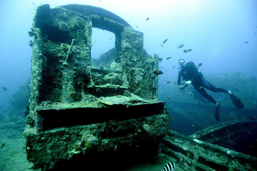 Nurek eksplorujący wrak SS Thistlegorm na dnia Morza Czerwonego. Fot. Nigel Roddis/Getty Images