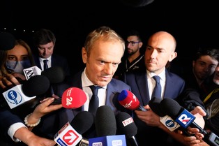 Prokuratura umorzyła sprawę zakupu respiratorów. Tusk: To jest plucie ludziom w twarz