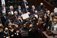 Posłanki opozycji blokują ławy PiS i mównicę  w Sejmie, Warszawa, 27 października 2020 r.