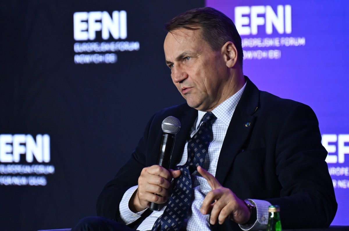 Sopot, 16.10.2024. Minister spraw zagranicznych Radosław Sikorski podczas panelu "#CoBędzieJutro – oczami polityków" w ramach XIII edycji Europejskiego Forum Nowych Idei (EFNI)