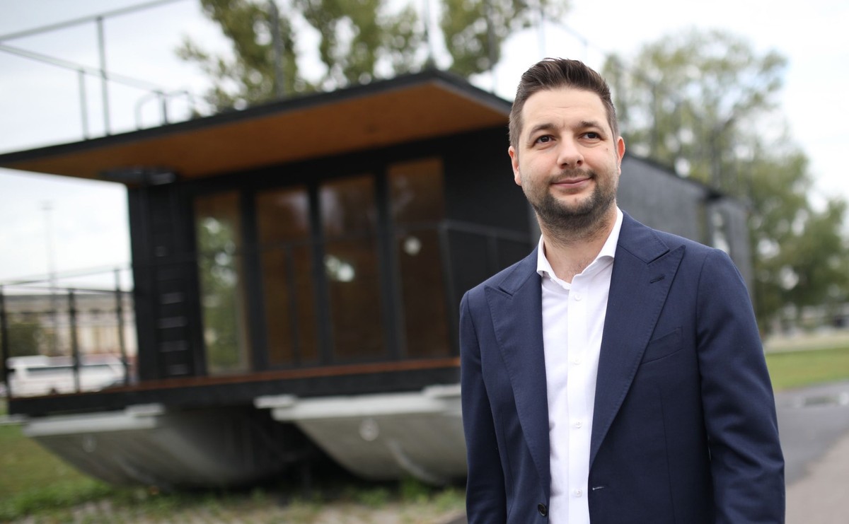 Przypomniał, że mogą one trafić na wymianę taboru miejskiego, na podłączenia do zbiorowej sieci ciepłowniczej, czy na wymianę pieców starego typu "kopciuchów" na nowoczesne, emitujące śladowe ilości smogu, czy niebezpiecznych substancji.
