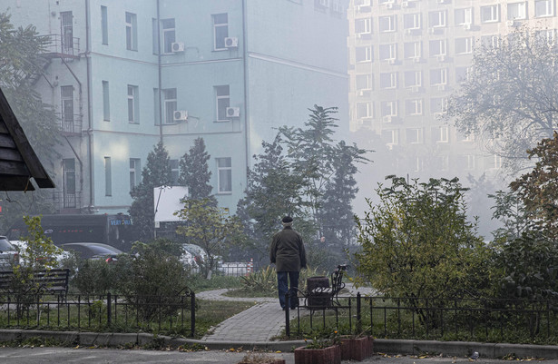 Starszy mężczyzna po ataku Rosjan na Kijów