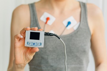 Holter: ez a hordozható EKG eszköz 24 órán keresztül figyeli a szívritmust, amellyel vizsgálni lehet a különböző mindennapi helyzetekben előjövő szívritmuszavart.