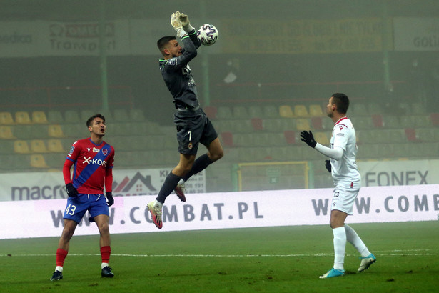 Zawodnik Rakowa Częstochowa Dawid Tijanic (L) oraz Mateusz Lis (C) i Kamil Piatkowski (P) z Wisły Kraków podczas meczu 9. kolejki piłkarskiej Ekstraklasy