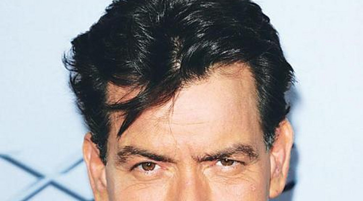 Charlie Sheen három barátnőt tart egyszerre