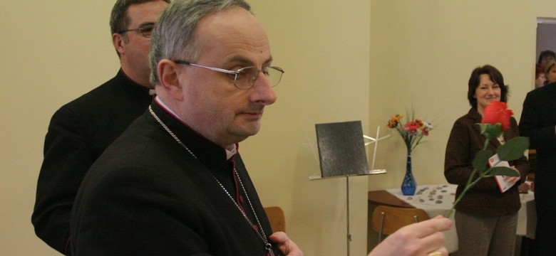 "Ksiądz chodzący po kolędzie powinien mieć ze sobą paszport covidowy"