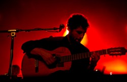 Ludzie śpiewają z José Gonzálezem