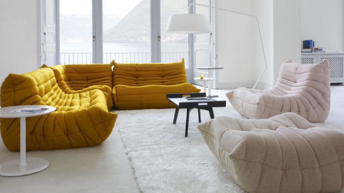 Takiej formy możemy tylko pozazdrościć. Sofa Togo od 40 lat, mimo zmieniających się trendów, zawsze odnajduje się na salonach. Ponadczasowy wygląd i niezwykła wygoda zapewniły jej miejsce pośród ikon designu. Togo jest jednym z najlepiej sprzedających się mebli włoskiej marki Ligne Roset.