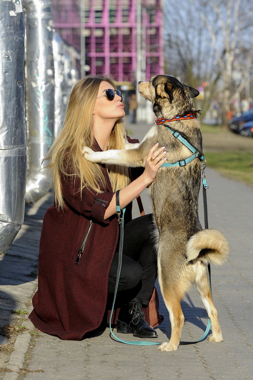 Marcelina Zawadzka na spacerze z psem
