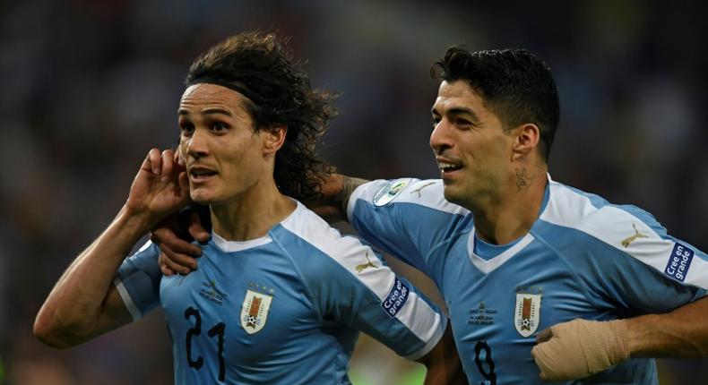 Uruguay's Edinson Cavani (L) celebrates with teammate Luis Suarez after scoring in a 1-0 Copa America win over Chile