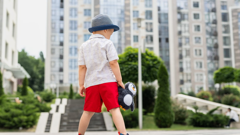 Rodzice wyjeżdżają na wakacje, a 7-letniego syna zostawiają przez pomyłkę w domu