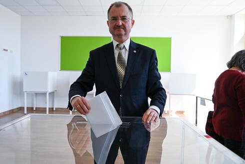 Waldemar Szumny głosuje w jednym z lokali wyborczych w Rzeszowie. Fot. PAP/Darek Delmanowicz