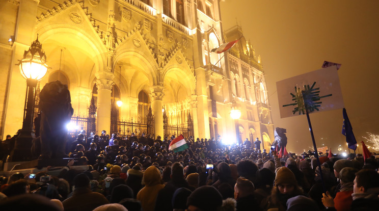 Parlament Tüntetés - képünk illusztráció / Fotó. Weber Zsolt