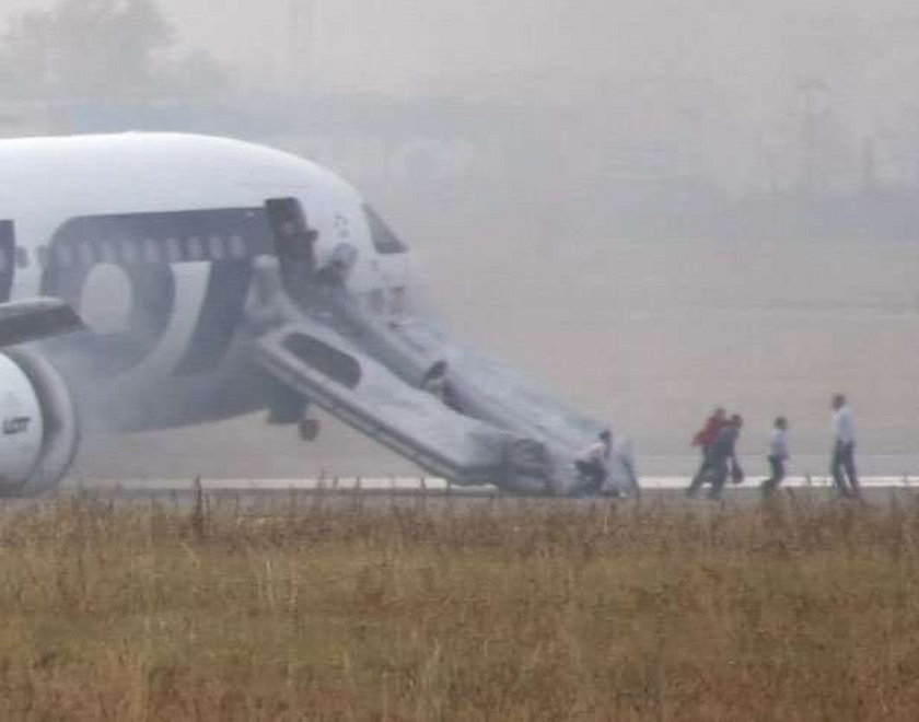 Lądowanie Boeinga 767 w asyście myśliców