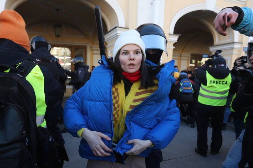 Protestuje młodzież i inteligencja, zaś poparcie dla Putina i jego „operacji” (tak nazywa się tam wojnę z Ukrainą) rośnie. Dostawca: PAP/Abaca