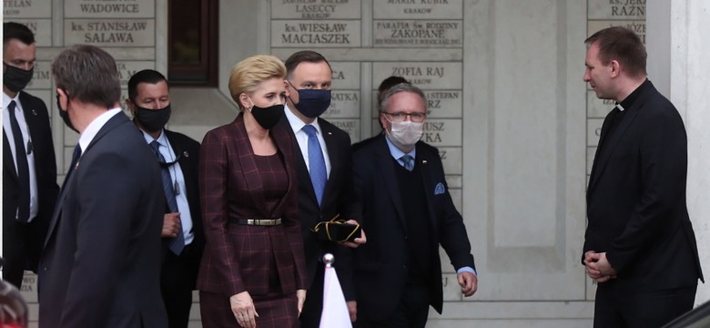 Efekt spłaszczenia. Drobiazg zepsuł stylizację Agaty Dudy z rocznicy urodzin Jana Pawła II. FOTO