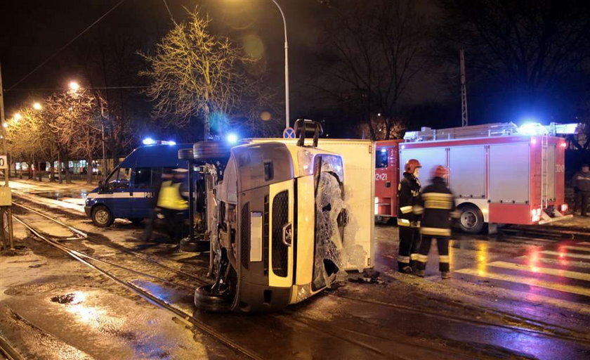 WYPADEK SAMOCHODU OSOBOWEGO Z DOSTAWCZYM PRZY ZBIEGU ULICY POLNOCNEJ I FRANCISZKANSKIEJ.