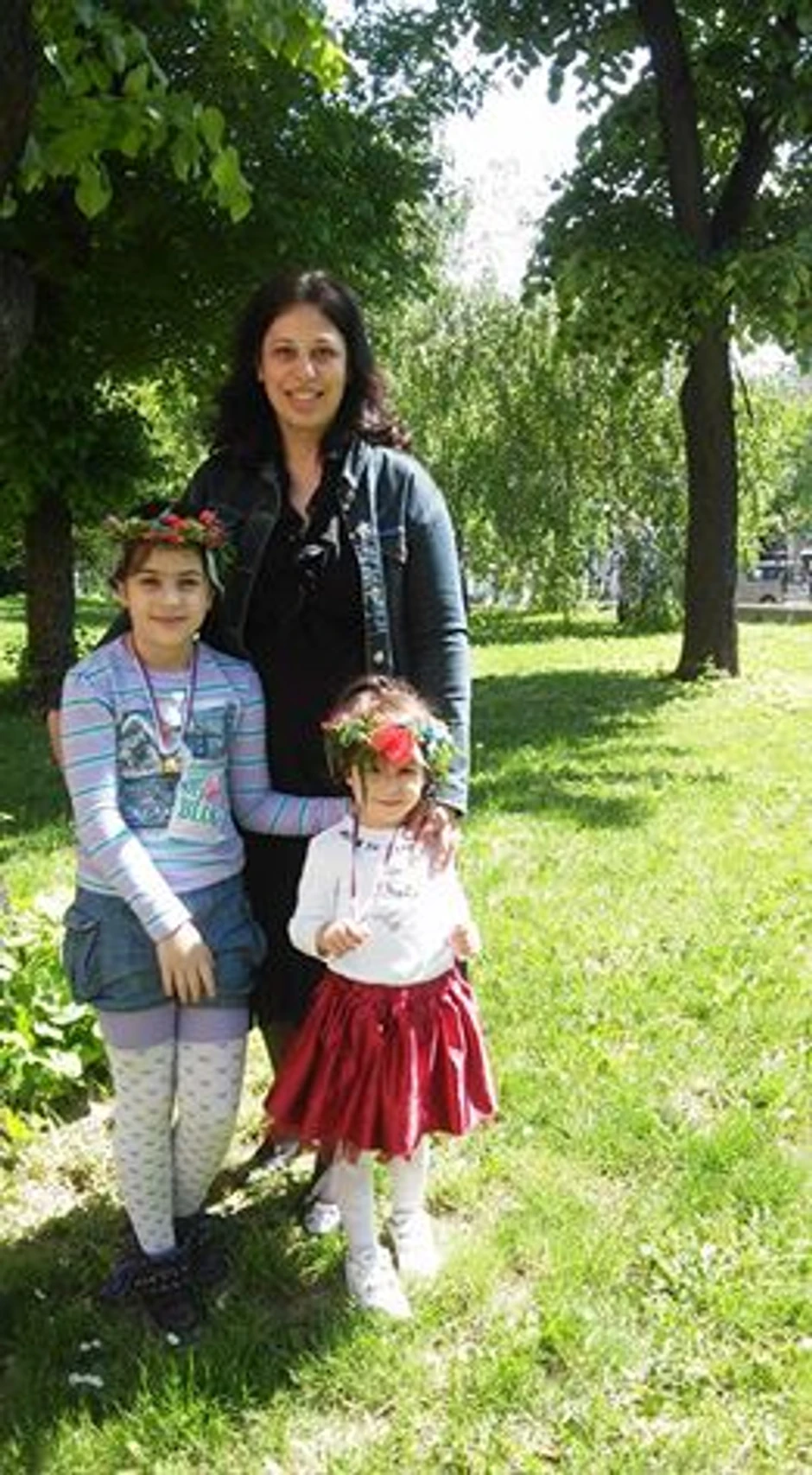 Staša i Danica sa mamom Irenom Arsić Bogdanović u dvorištu crkve