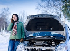 Jak uruchomić samochód zimą? Odpalanie 'na hol' grozi zniszczeniem silnika