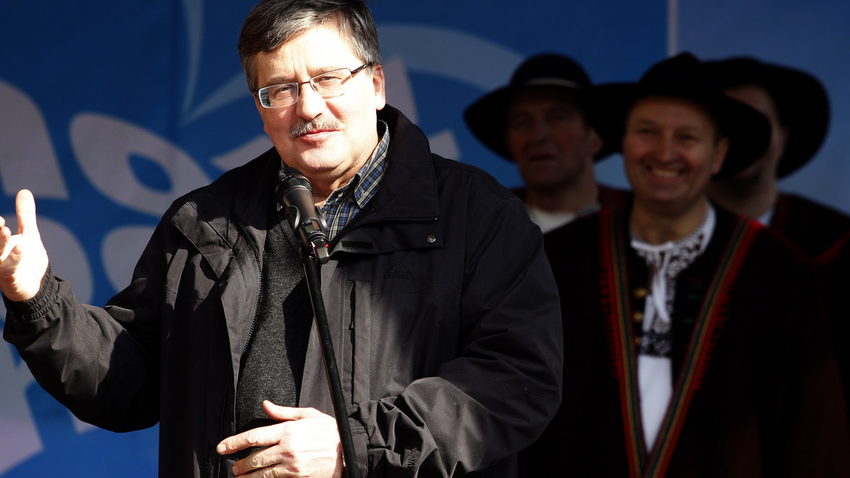 Prezydent Bronisław Komorowski, który przebywa w rezydencji w Wiśle, spędził niedzielne przedpołudnie na nartach w miejscowym ośrodku Soszów. Polityk nie spotka się jednak z Adamem Małyszem, który przedpołudniem wrócił do wiślańskiego domu.