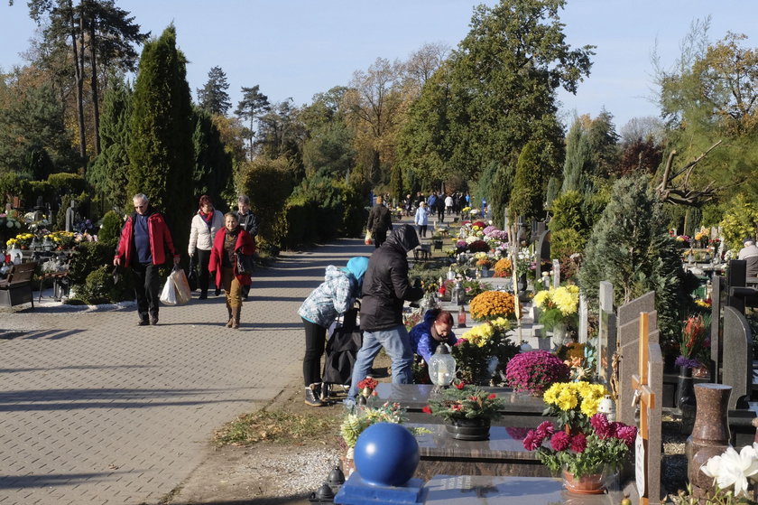 Na cmentarzu nie spuszczajmy oczu z dzieci