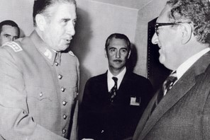 Augusto Pinochet wita sekretarza stanu Henry’ego Kissingera, Santiago, listopad 1975 r.